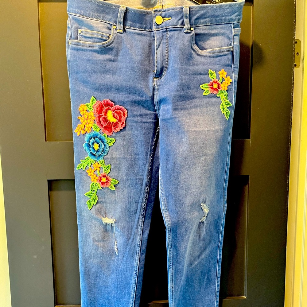 Straight leg jeans with embroidery detailing.